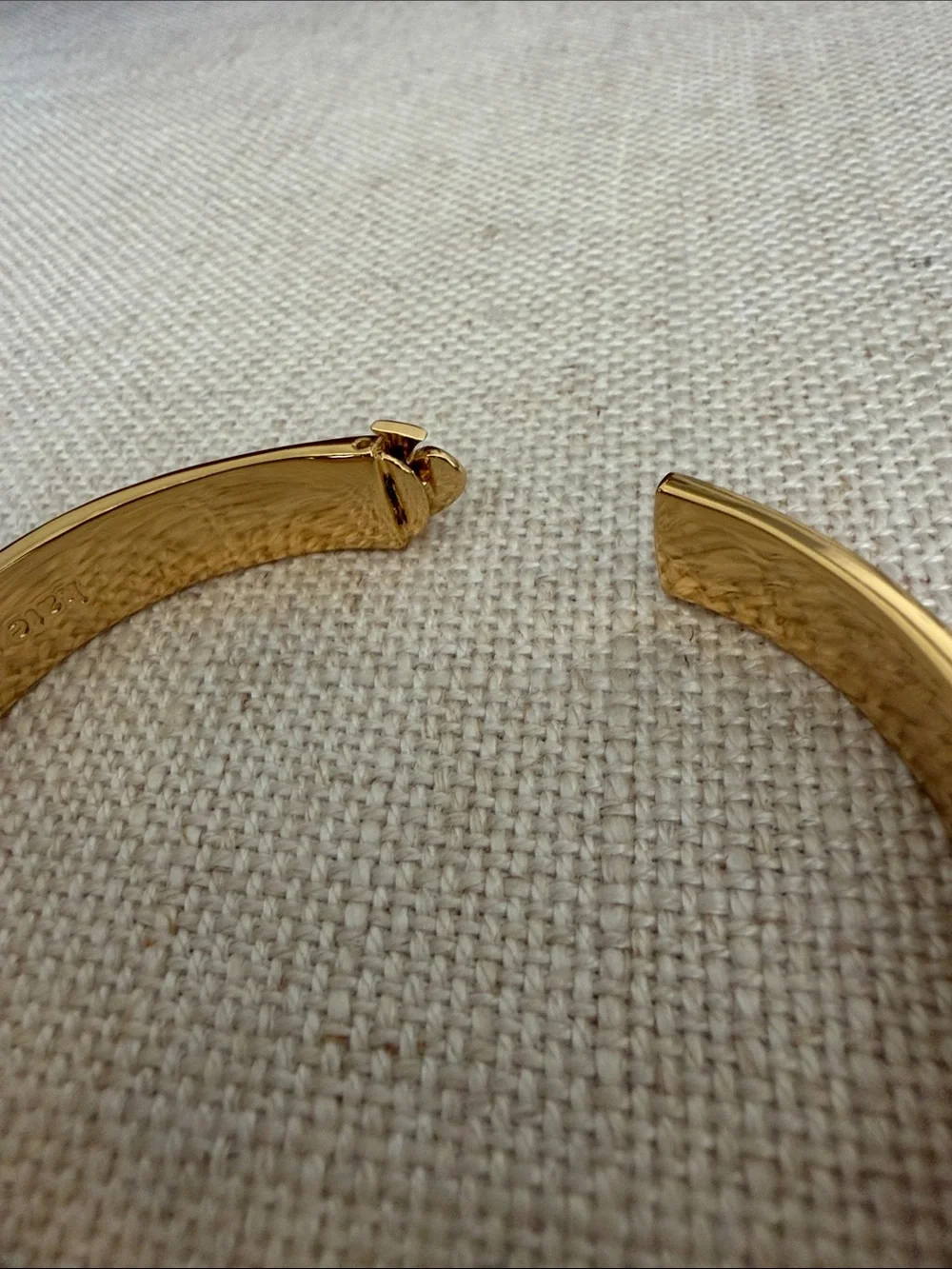 Kate Spade NWOT Gold Tone Pink Enamel Heart Hinged Bangle Bracelet - Picture 8 of 8